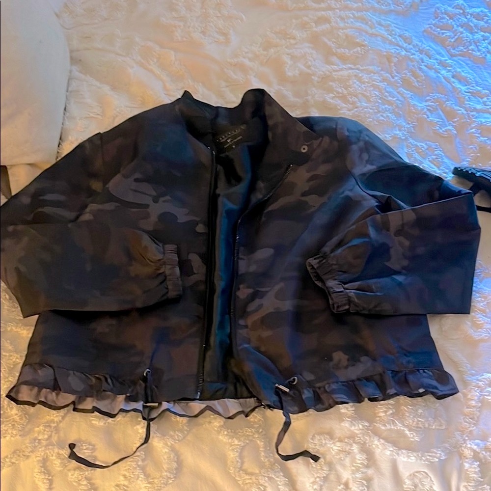 Sanctuary Camo jacket crop-bomber rain style like Zara Lululemon size s/m